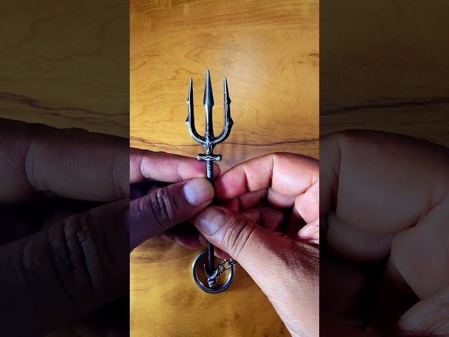 Vídeo relacionado con Monogram DC Comics Justice League Aquaman Trident Pewter Keychain