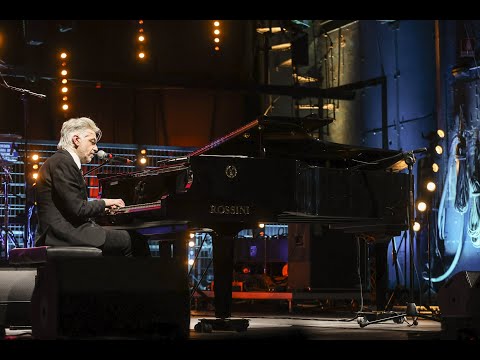 Morgan canta "Un ottico" di Fabrizio De André