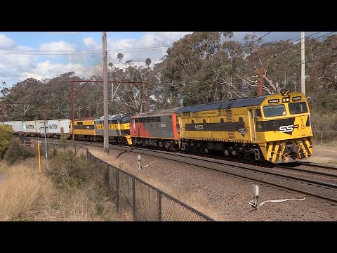 Diesel locomotive 44206 working with streamliners S302, S317 & GM22 - west - September 2015