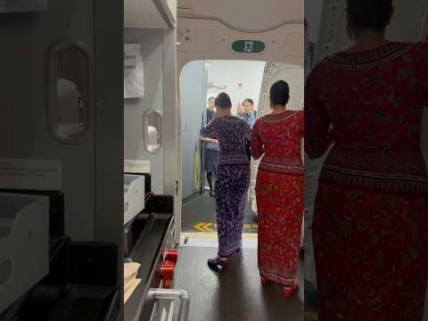 Boeing 787-10 Door Close Singapore Airlines #aviation #cabincrew #travel #boeing #boeing787