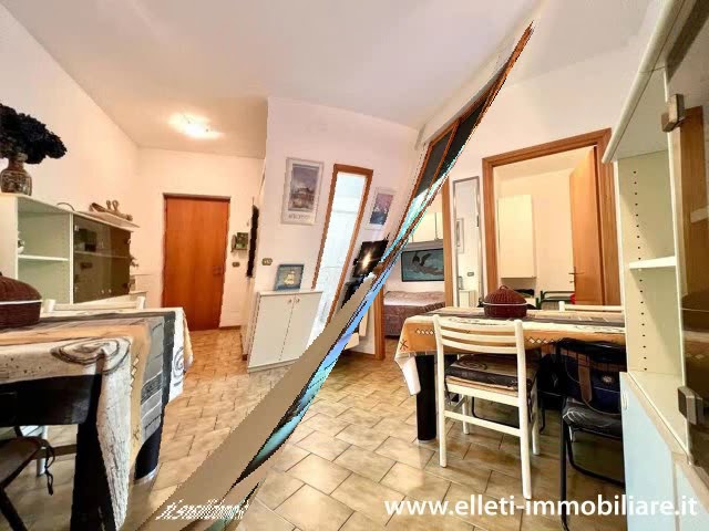 Marina di Massa Loc. Ronchi, a circa 800 mt dal mare, adiacente a tutti i servizi, in piccolo compl