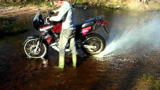 preview picture of video 'Honda XL600 Transalp to swim in the creek'