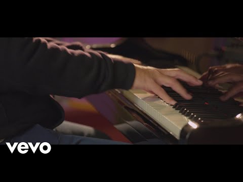 Negroni's Trio - No Me Voy de Aquí (Official Video)