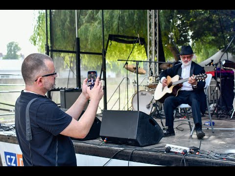 Racibórz. Niedziela na bulwarach. Andrzej Biliński oraz Kajetan Drozd z zespołem