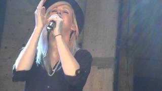 Ellie Goulding - I Know You Care *LIVE WORLD PREMIERE* [live HD]