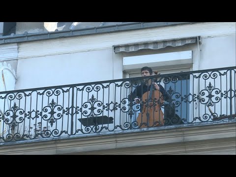 Coronavirus: le violoncelliste Camilo Peralta joue depuis son balcon à Paris | AFP Images