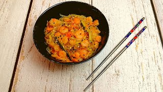 SPAGHETTI DI RISO CON VERDURE E GAMBERI