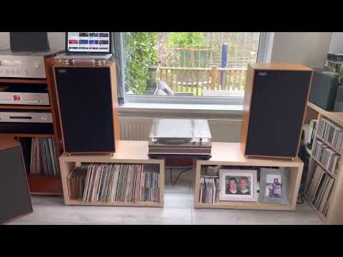 Django Ryan. On the Celestion 33s. Vincent Dac 7 and Yamaha AS1100. Qobuz.