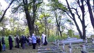 preview picture of video 'Matcze - msza na cmentarzu odprawiana przez batiuszkę - 01.11.2011'