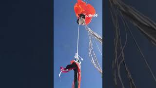 نجاة مظلي بعد أن علقت مظلته بذيل طائرة بسماء أستراليا thumbnail