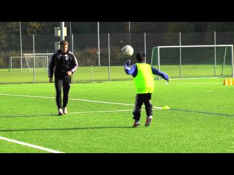 Fussballtraining: Ball ablegen - Passen - Technik