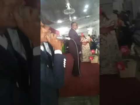 Steve muanza : pére biologique de steve muanza chante