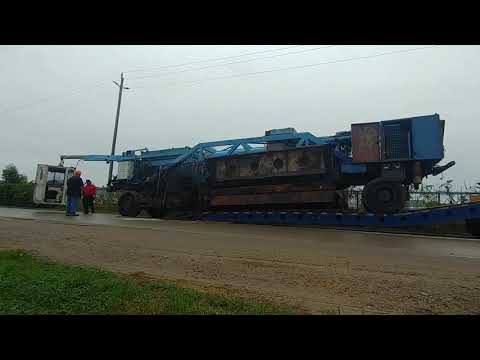Unloading a 2007 Asphalt Recycling Machine from a 1997 Aspen 3+1 RGN Lowboy