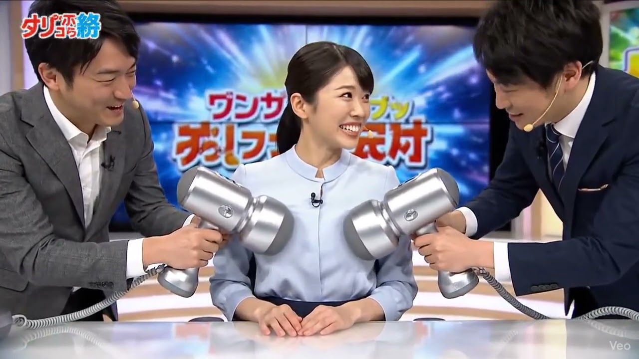アナウンサーが放送中に電動マッサージを受ける動画