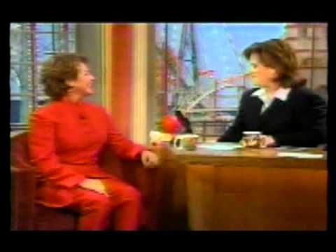 HELEN REDDY - INTERVIEW AND DUET WITH ROSIE O'DONNELL - I AM WOMAN