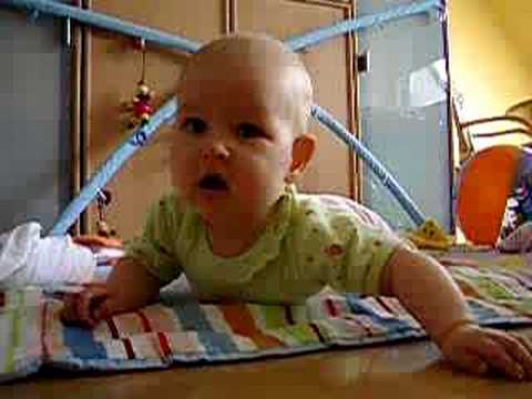 Süßes Baby rülpst und kotzt