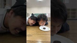 イモムシ競走で先にお菓子食べた方が勝ち🍪🏆