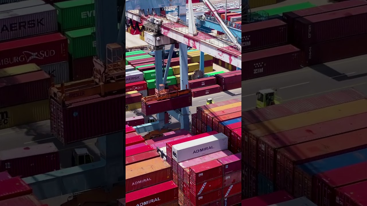 Giant Gantry Crane Loading Container Hauler Ship