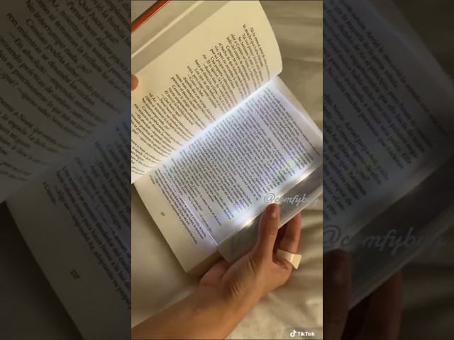 Vídeo relacionado con Libro Lámpara LED, Luces Plegables de Madera 360°, USB Lámpara Portatil de Libro Recargable 2000 capacity, para Luz de Lectura, Lámpara de Mesita de Noche, Regalo Cumpleaños y Navidad, Blanco Cálido