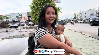 Download lagu POOR BABY WAS Caught in the Hot Rain and Carried on the Street ⁉️ THE NEWS ARE BAD, SAYINGLY ⁉️ mp3