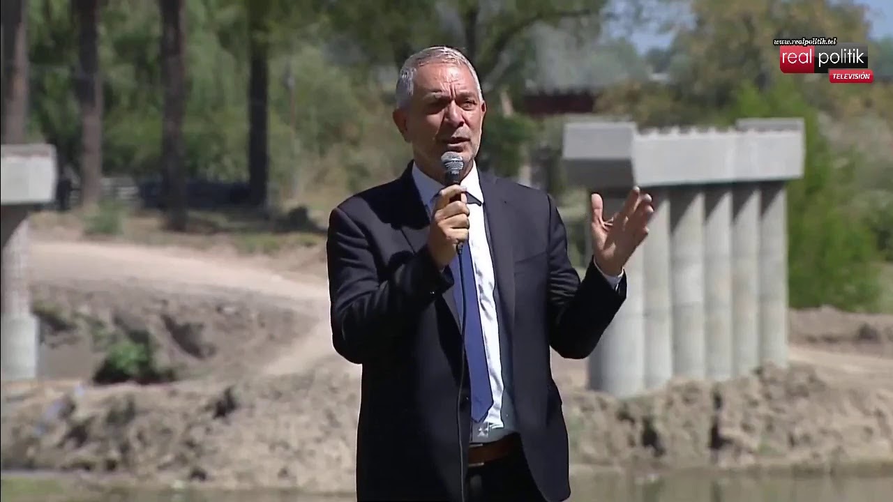 Agustín Simone y Julio Alak entregan escrituras en Salto