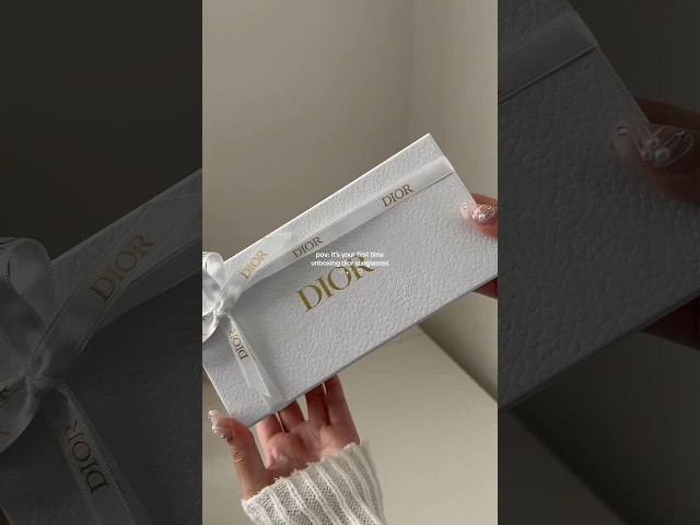 Vídeo relacionado con Dior Gafas de Sol DiorPacific S1U BLACK/SOLID SMOKE 53/17/140 mujer
