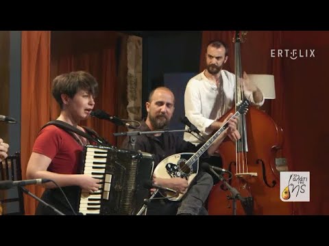 Κόρη παραχαϊδεμένη ~ Χαρούλα Τσαλπαρά