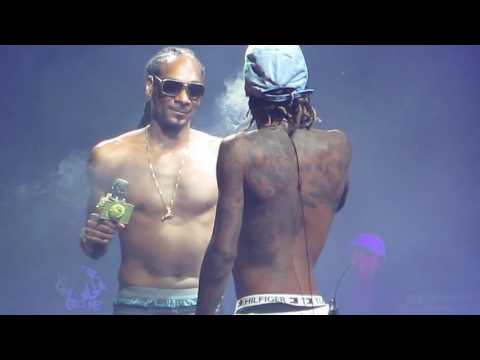 WIZ KHALIFA VS SNOOP DOGG! SMOKING CONTEST! LIVE ON STAGE!