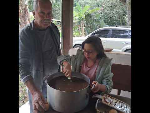 Ensinando a fazer uma substância poderosa para tratar das plantas. Em Vargem Alta- Espírito Santo.