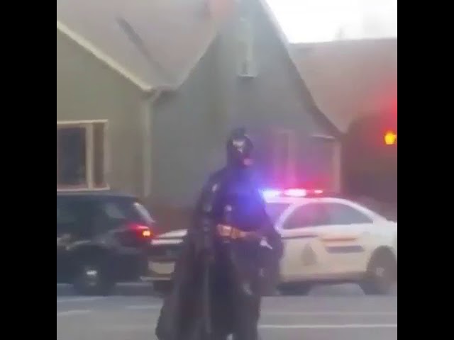 Бэтмен решил помочь канадской полиции