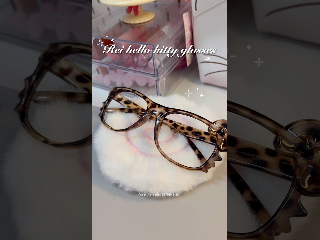 Vídeo relacionado con Gorra y Gafas de Sol Hello Kitty Set Infantil Original para Niñ@s Unisex - Hello Kitty Accesorios Verano Gafas Protección UV y Gorra Ajustable