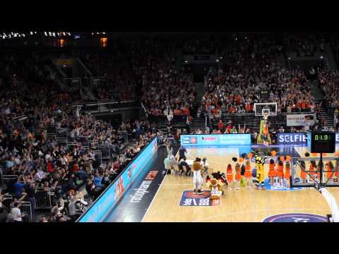 Beko BBL AllStar Day 2015: Ulm's Will Clyburn catches ball from the stands and dunks