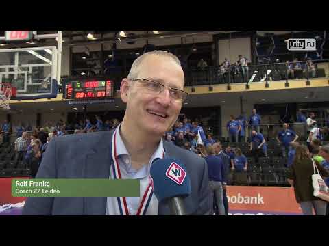 Blauwe rook en gejuich: basketballers ZZ Leiden onthaald en gehuldigd