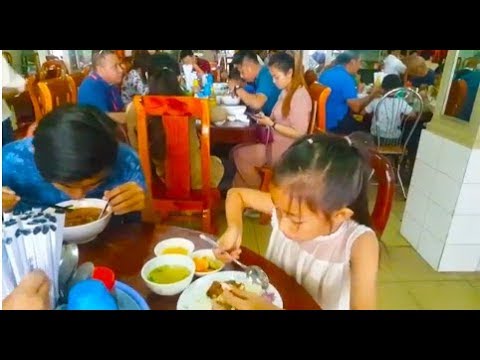 Cambodian Street Food - Eating Breakfast At Angkarsom - Thmor Sor Video