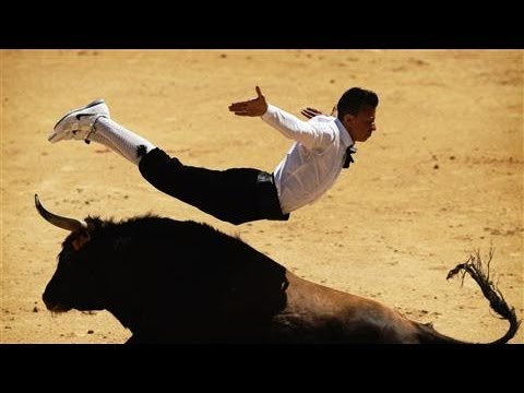 Photos of the Day - Jumping Over A Bull In Spain - May 2, 2014