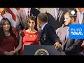 Obama Rattrape Une Femme Enceinte Sur Le Point De S évanouir Durant Un Discours Sur L Obamacare