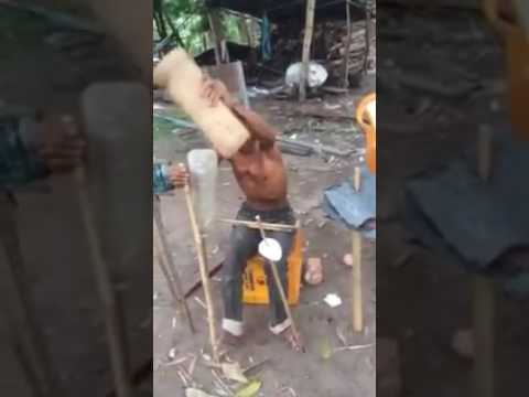 Orang tua bermain gendang biasa