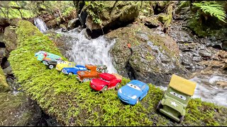 個性豊かな自動車が10台楽しそうにかくれんぼで楽しむ　10 unique cars having fun playing hide-and-seek