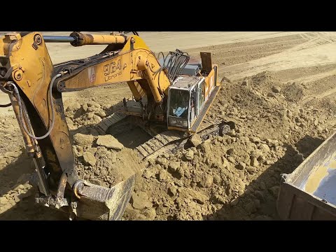 Liebherr 964 Litronic Excavator Loading Mercedes & MAN Trucks
