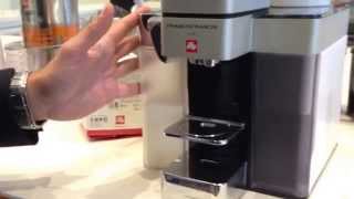 ILLY - Andrea Destalles dell'Università del caffè presenta le nuove macchine per uso domestico
