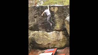 Video thumbnail of Coup Atomique, 8a. Fontainebleau