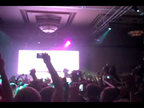 AVICII opens with fade into darkness vs you've got the love in RENO