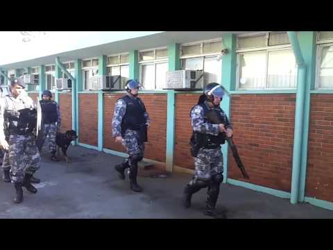 Tropa de Choque entrando no minipresídio de Maringá para operação Bate-Grade