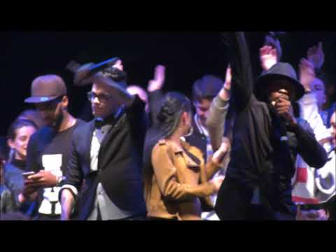 Hazerka met le feu sur la scène du 75 Forest Avenue lors du Arden'Talents Show