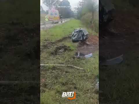 Caminhão cai em ribanceira após acidente na PR-427 entre Porto Amazonas e Lapa