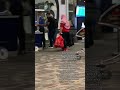 Kelebihan Bagasi Ibu Ini Sampai Buang Kopernya