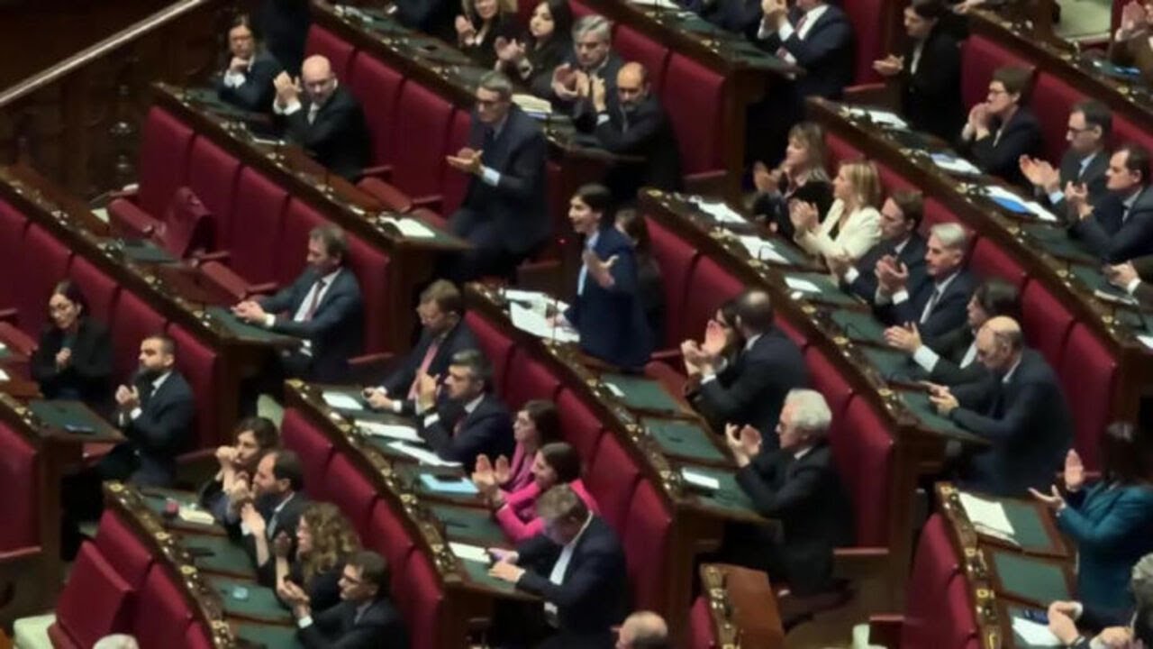 Schlein a Meloni: Non si preoccupi toccherà a noi, standing ovation e abbracci per la leader Dem