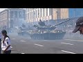 Мощная военная техника стремительно покидает парад в Киеве: танки, грады, самолеты. Крещатик в дыму!