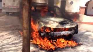 preview picture of video 'Habitantes de Santa María Atzompa quemaron una patrulla de la Policía Municipal.'