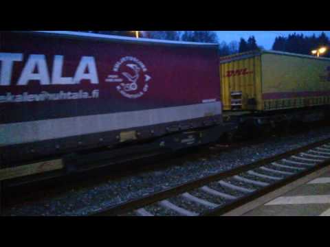 BR 182 (Taurus) mit LKW - Anhänger in Kronach Hbf